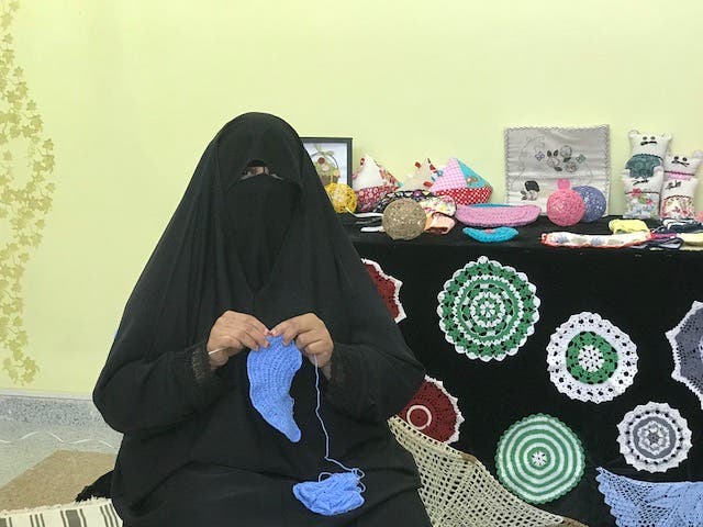 مريم عبدالله أثناء حياكة قطعة الكروشيه