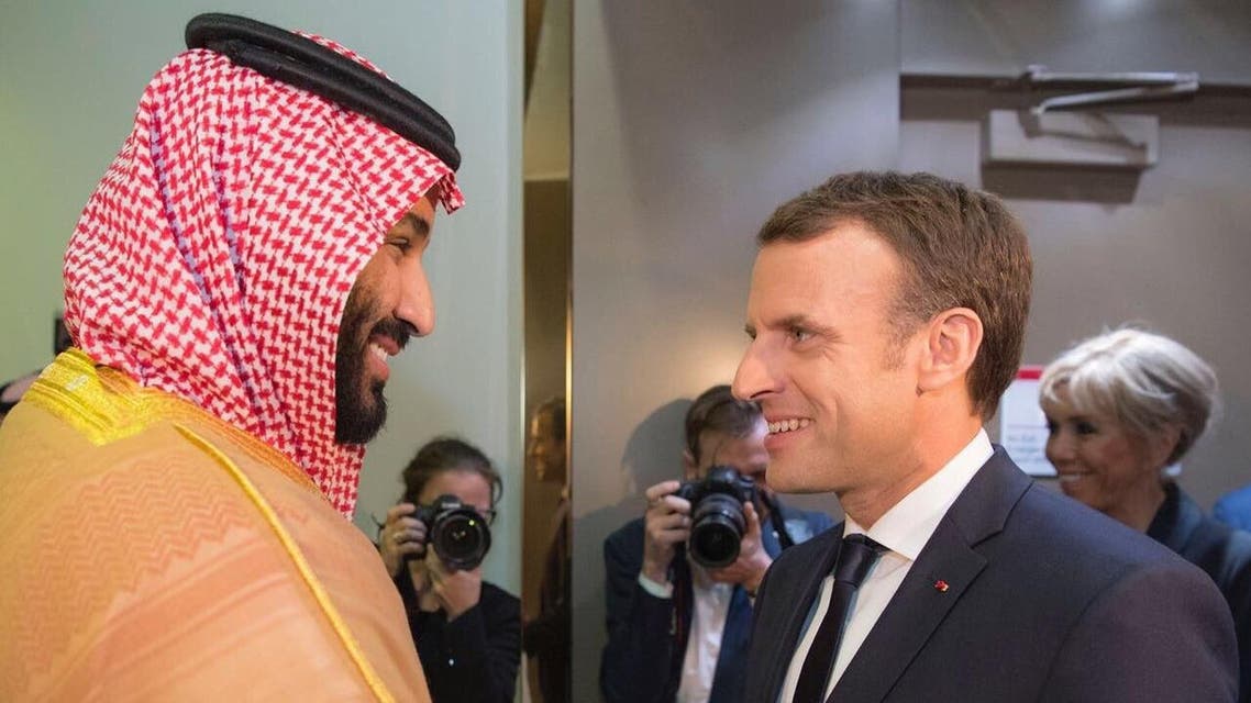 رئيس الجمهورية الفرنسية ايمانويل ماكرون يصل الرياض وسمو ولي العهد الأمير محمد بن سلمان يستقبله في المطار.