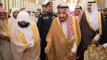King Salman visited the Mosque of Quba in Madinah late Thursday. (SPA)