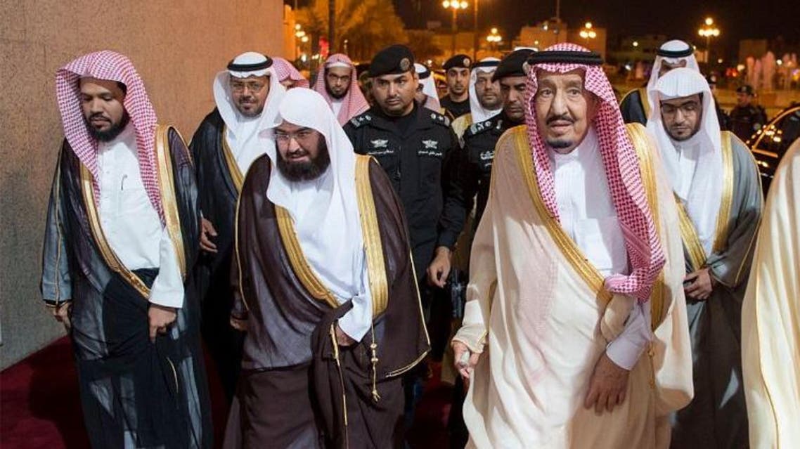 الملك سلمان يزور مسجد قباء في المدينة المنورة
