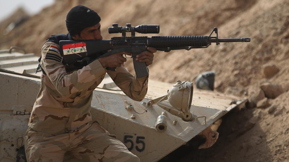 An Iraqi forces member holds a position on November 4, 2017 near the Syrian border after recapturing the border town of Qaim, west of Anbar, from the Islamic State (IS) group jihadists a day earlier. Syrian and allied forces converged on holdout Islamic State group fighters in the Syrian border town of Albu Kamal, the jihadists' very last urban bastion following a string of losses. AHMAD AL-RUBAYE / AFP