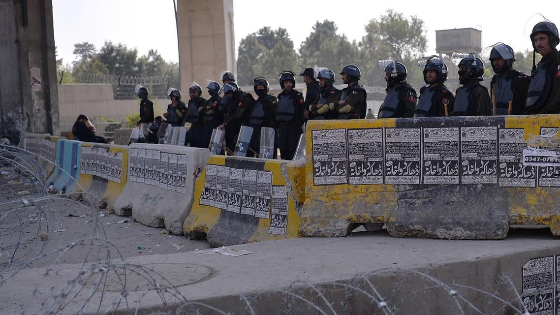 Pakistani police stand guard during a protest by activists from the Tehreek-i-Labaik Yah Rasool Allah Pakistan (TLYRAP) religious group in Islamabad on November 20, 2017. (AFP)