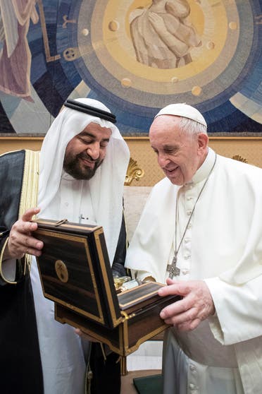 Pope Francis exchange gifts with Abdullah bin Fahad Allaidan on November 22, 2017. (Reuters)