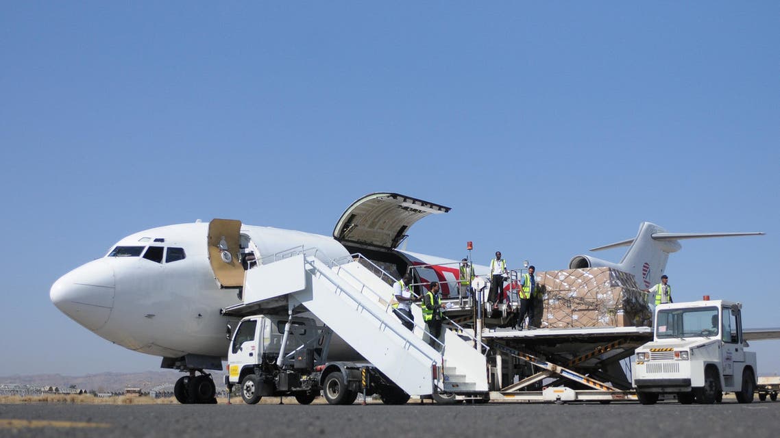 Workers unload aid shipment from a plane at the Sanaa airport, Yemen November 25, 2017. REUTERS/Stringer FOR EDITORIAL USE ONLY. NO RESALES. NO ARCHIVES.