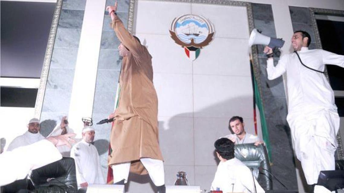 متظاهرون على منصة مجلس الأمة الكويتي