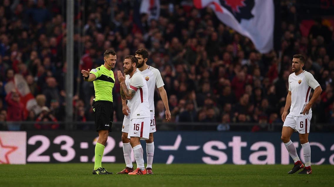Referee Giacomelli gives red card to AS Roma's midfielder Daniele De Rossi during the Italian Serie A football match Genoa Vs AS Roma on November 26, 2017 at the 'Luigi Ferraris' Stadium in Genoa. MARCO BERTORELLO / AFP