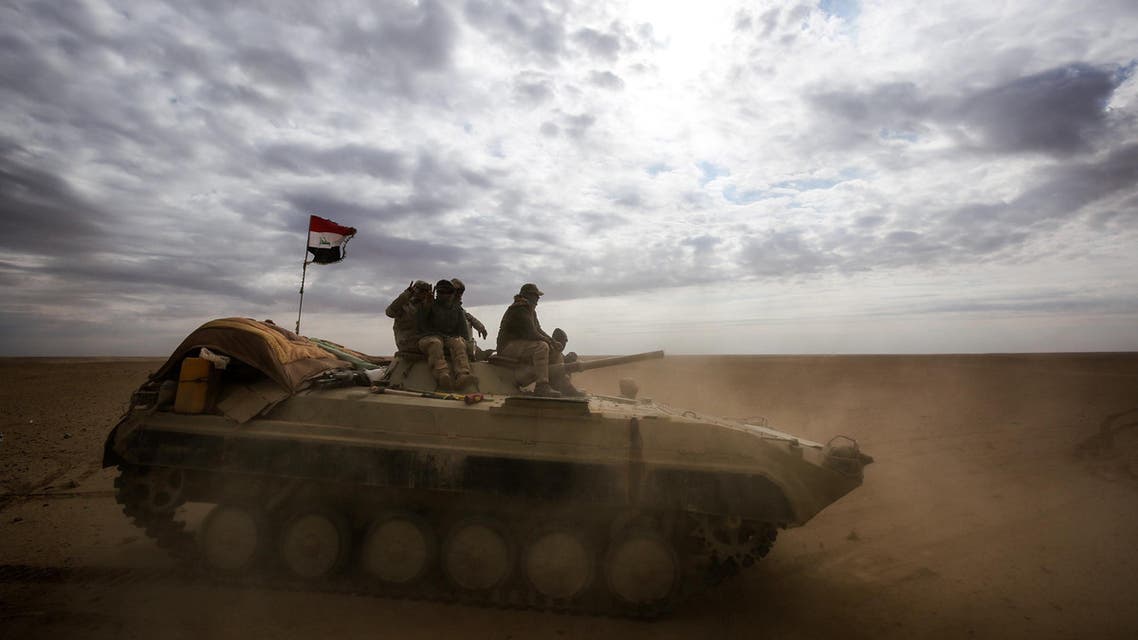 An Iraqi forces’ armored personnel carrier advances through Anbar, 20 km east of Rawah in the western desert bordering Syria, on November 25, 2017. (AFP)