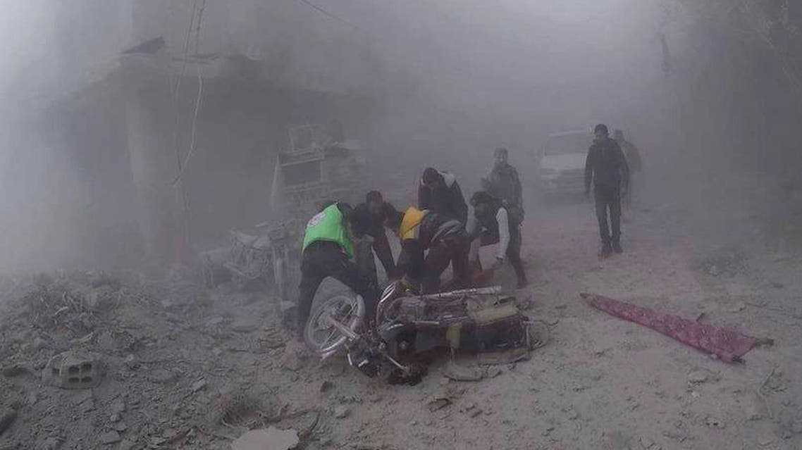 إخلاء جريح بعد قصف للنظام السوري على دوما أكبر مناطق الغوطة في دمشق
