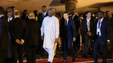 رئيس بوركينا فاسو مستقبلا نظيره الفرنسي لدى وصوله الى واغادوغو