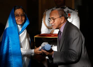 Indian President Pratibha Patil presents the Padma Vibhushan, one of India’s highest civilian awards to theater director Ebrahim Hamed Alkazi in New Delhi on March 31, 2010. (AP)