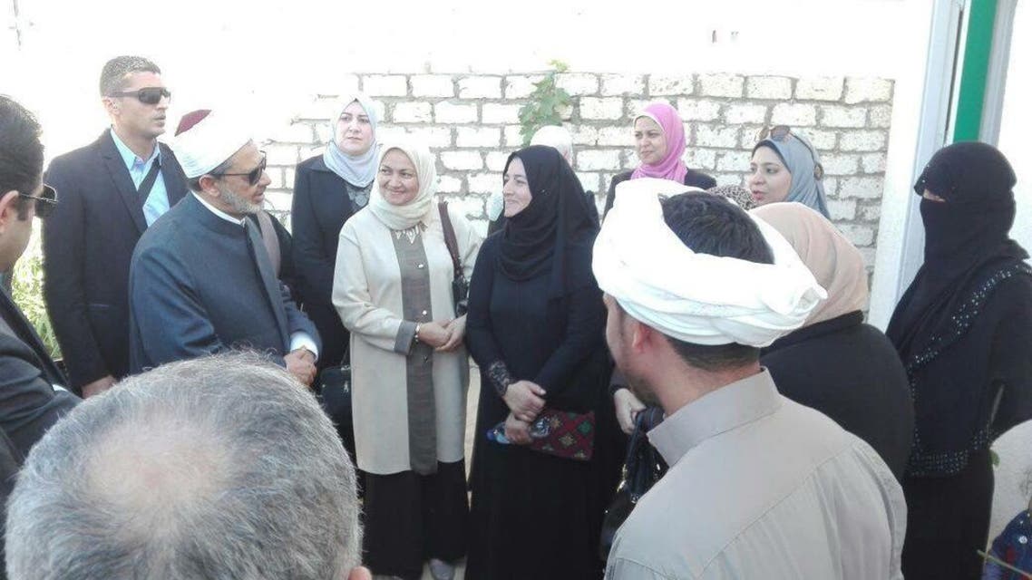 الدكتور أحمد الطيب خلال زيارته لذوي ضحايا مجزرة مسجد الروضة