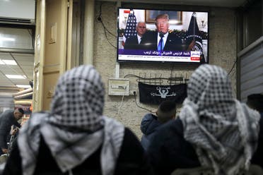 فلسطينوين يشاهدون كلمة ترمب على العربية