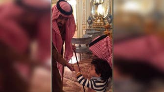 Photo of King Salman giving candy to two-year-old child goes viral