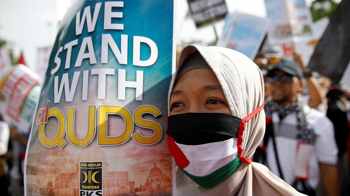 Protesters hold a rally outside the U.S. embassy in Jakarta, Indonesia, to condemn the US decision to recognise Jerusalem as Israel's capital, December 10, 2017. (Reuters)
