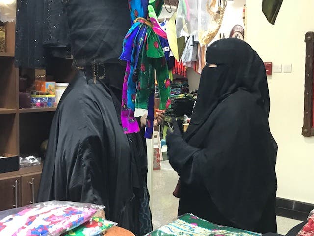 أم علي برفقة أحد السيدات