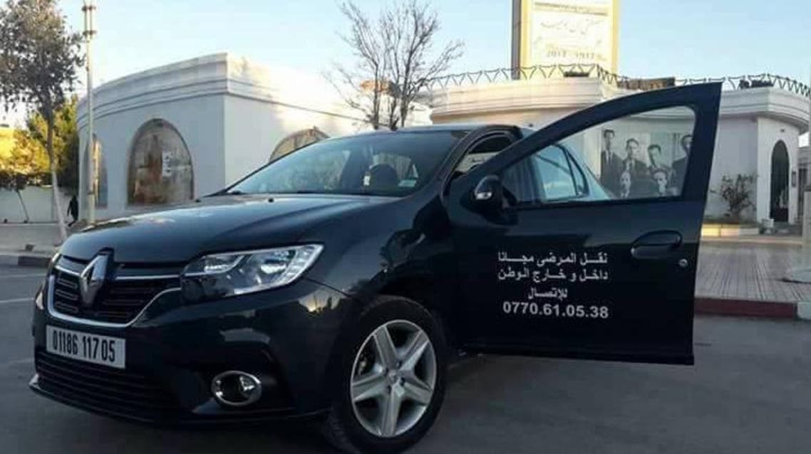 شاب جزائري يساعد المرضى