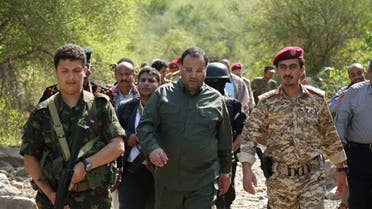 يوسف المداني الذي عينه الحوثيين قائد المنطقة العسكرية الخامسة بجانب رئيس مجلس الانقلاب