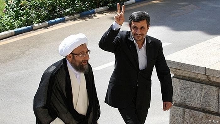 الرئيس الايراني السابق أحمدي نجاد و رئيس القضاء صادق لاريجاني