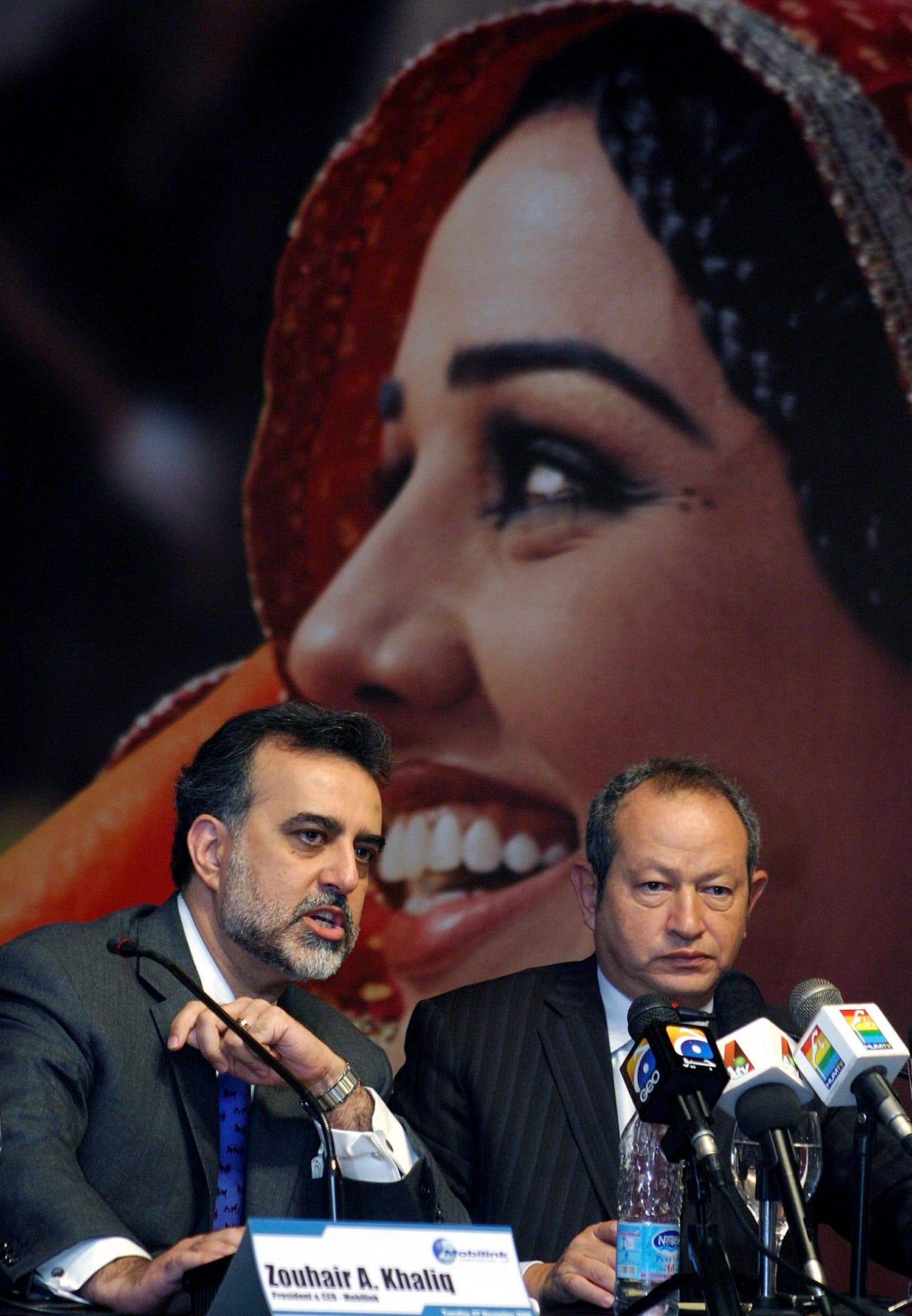 Zouhair A. Khaliq (L) chief executive and President of Mobilink speaks with Naguib Sawiris during a news conference in Islamabad November 7, 2006. (Reuters)