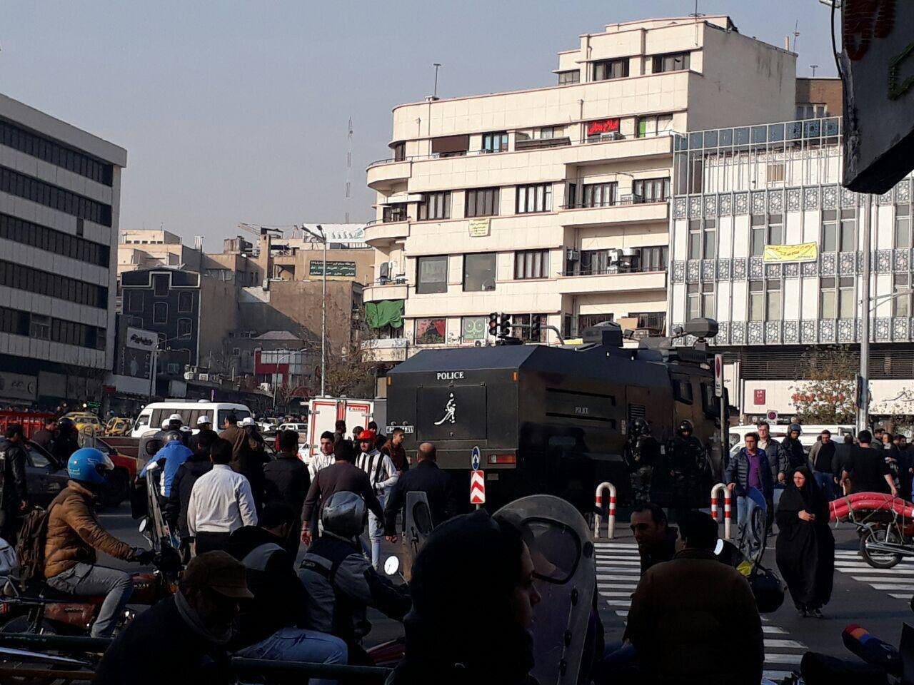 استقرار نیروی ضد شورش و ماشینهای آبپاش در میدان انقلاب تهران