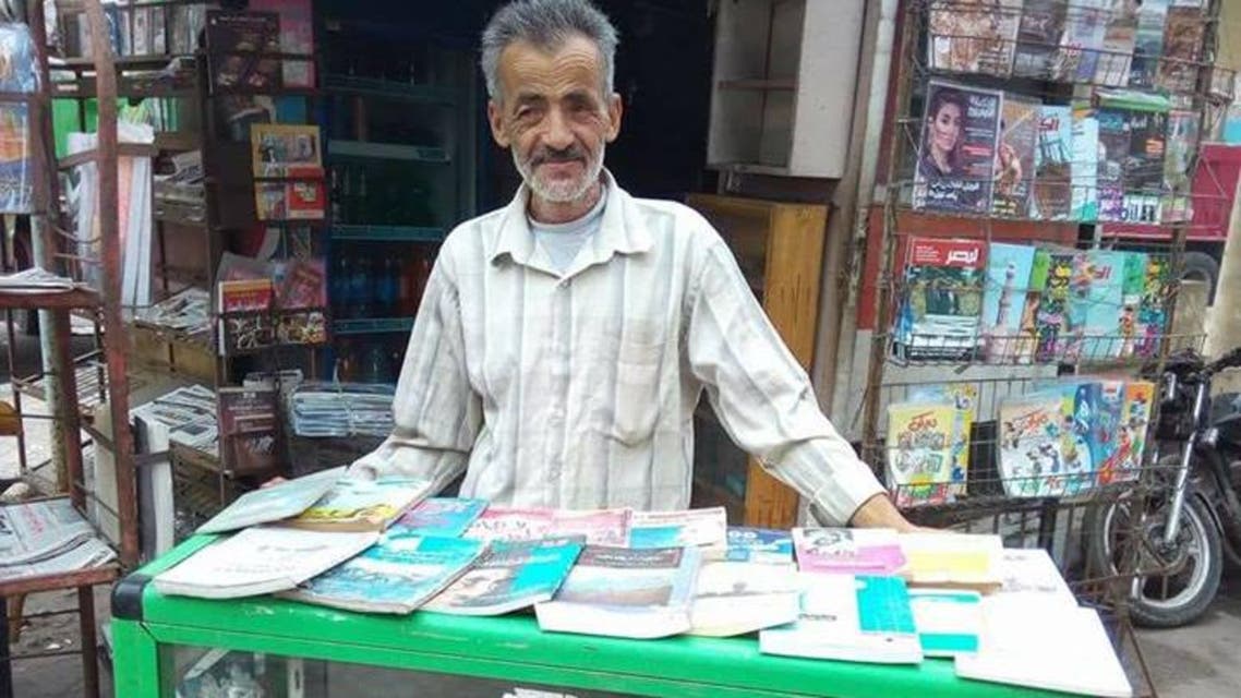 غريب الشيخ أمام مكتبته