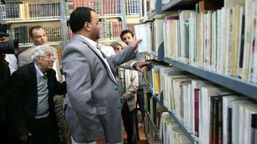 رئيس مجلس الانقلاب ويظهر خلفه اديب اليمن الكبير الدكتور عبدالعزيز المقالح