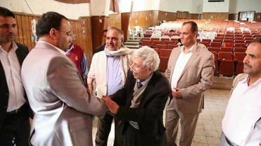 رئيس مجلس الانقلاب يزور أديب اليمن المقالح في مركز الدراسات والبحوث