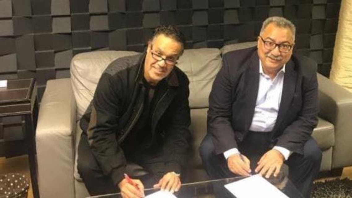ابراهيم عيسى والمنتج جمال العدل أثناء توقيع العقود