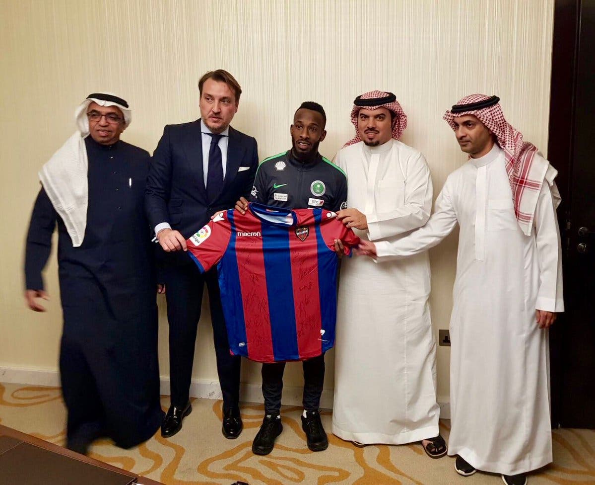 المولد حاملا قميص ليفانتي