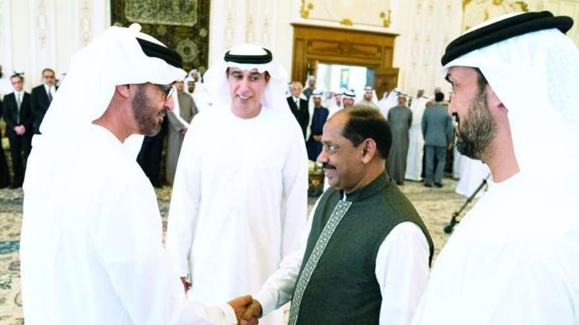 ولي عهد أبوظبي يودع عاملا قضى أكثر من 40 عاما بالديوان