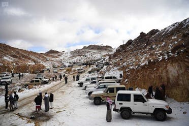 بالصور.. شباب ينقلون التزلج من الرمال للجبال بالسعودية