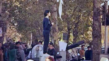 إيران تفرج عن فتاة شارع "انقلاب" بعد ضغوط شعبية 