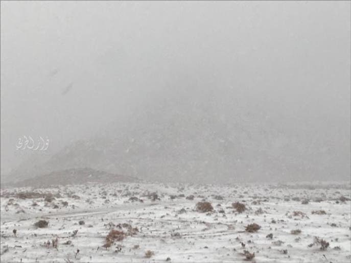 شاهد كيف وثق السعوديون الثلوج في مرتفعات تبوك