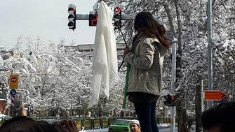 إيران تعاقب امرأة بالسجن عامين لخلعها الحجاب علناً