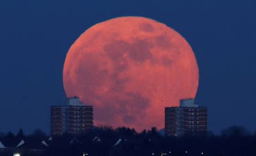 صورة للقمر العملاق من شمال لندن