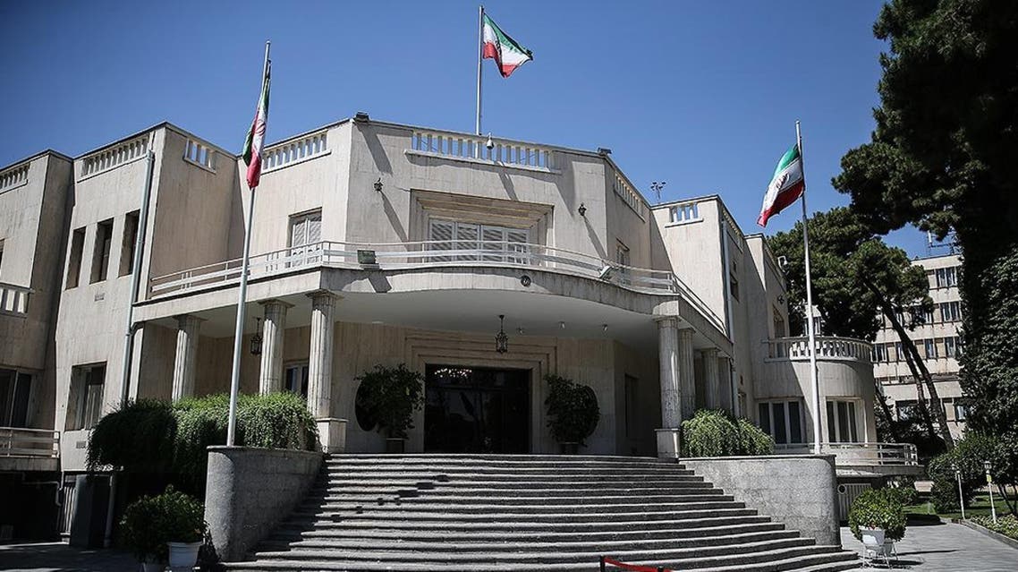 حمله يک كفنپوش با قمه به دفتر رياست جمهوری ايران
