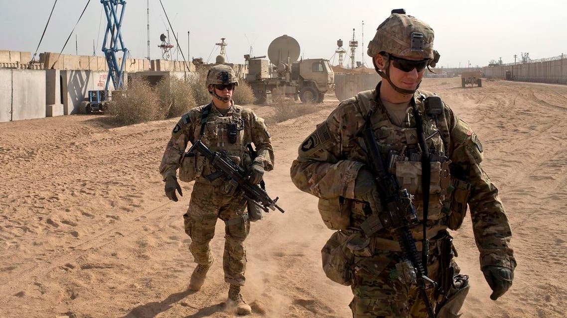 U.S. Army soldiers move through Qayara West Coalition base in Qayara, some 50 kilometers south of Mosul. (File photo: AP)