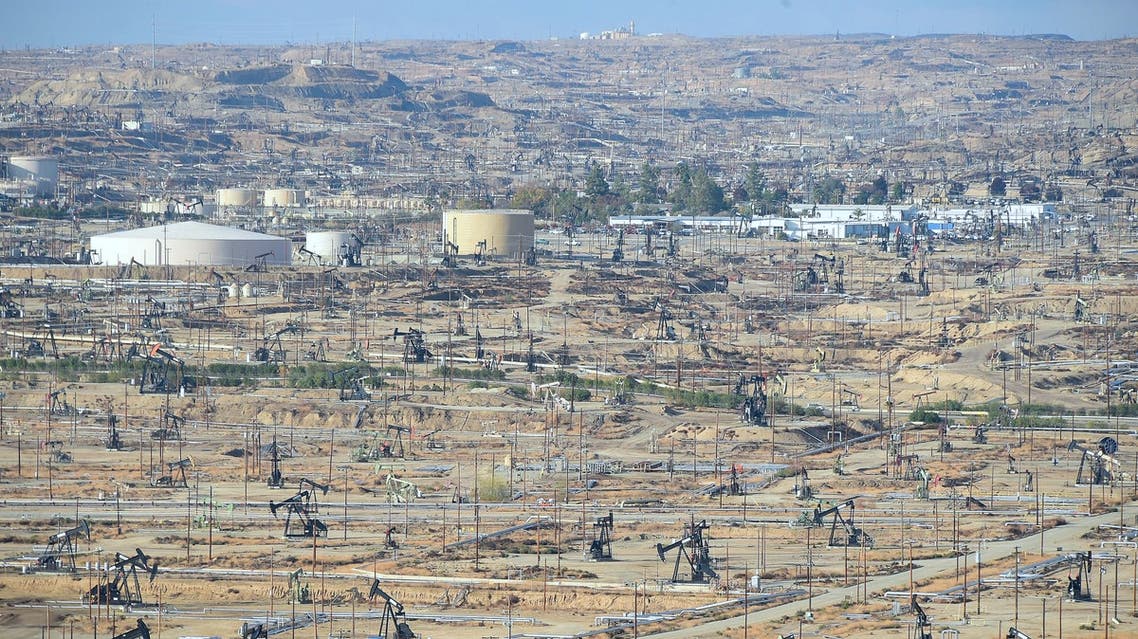 Oil derricks are seen at the Chevron Oil Field in Bakersfield, California on November 21, 2016. (AFP)