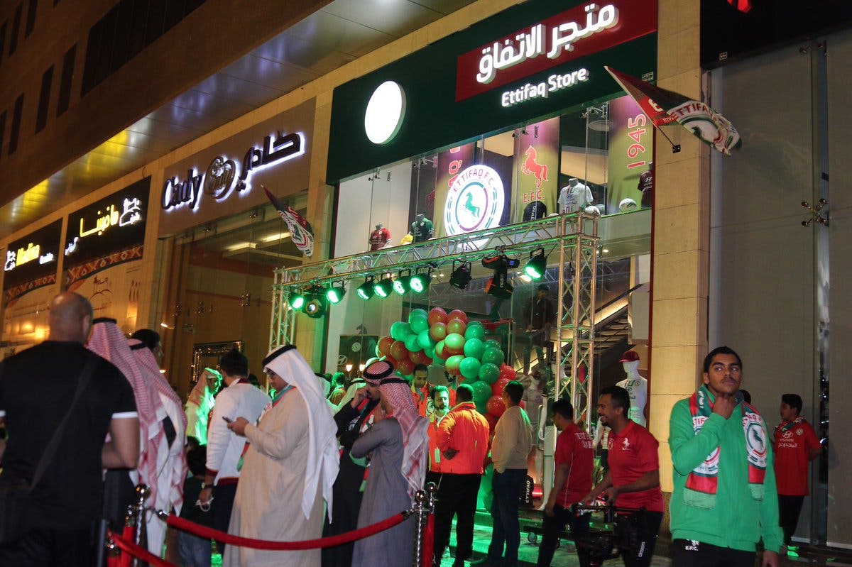 الإقبال الجماهيري الكبير في افتتاح المتجر