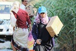 الناشطة أثناء أداء مهامها في تعز
