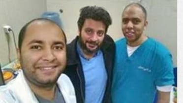 الطبيب المصري، محمد يحيى اسماعيل في الوسط