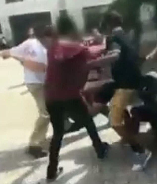 صورة من مقطع المشاجرة ويبدو كروز مرتديا فاتلة بيضاء