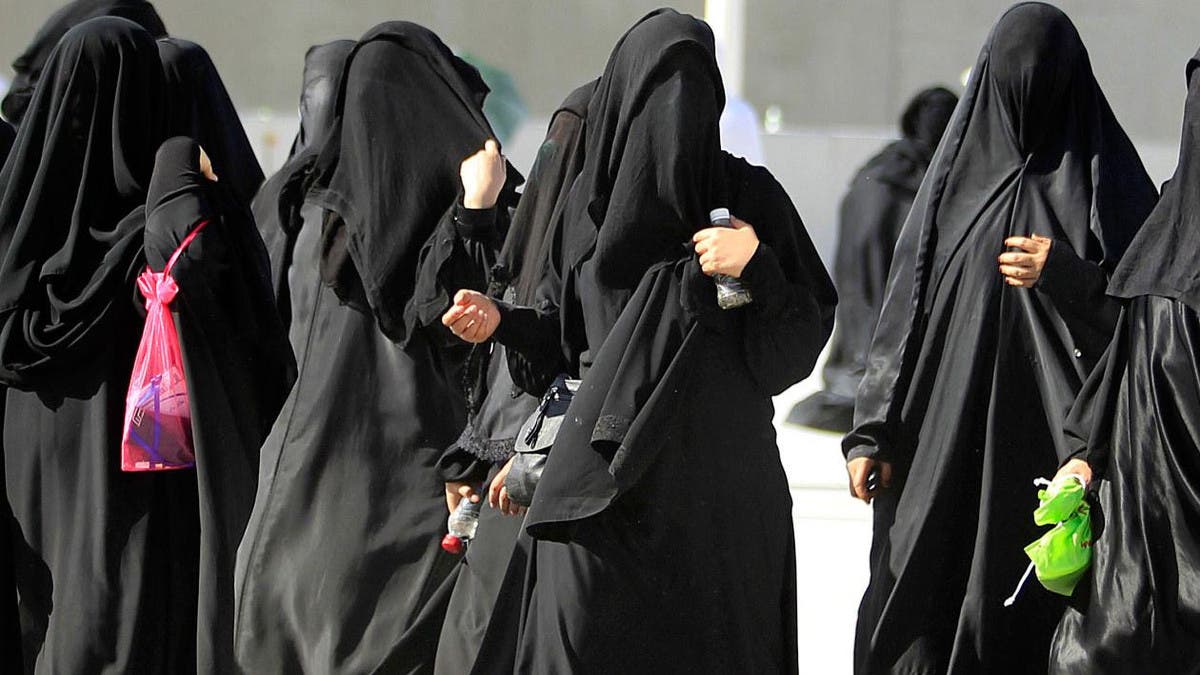 Ово је прича о абаји Саудијске жене пре и после „Буђења“