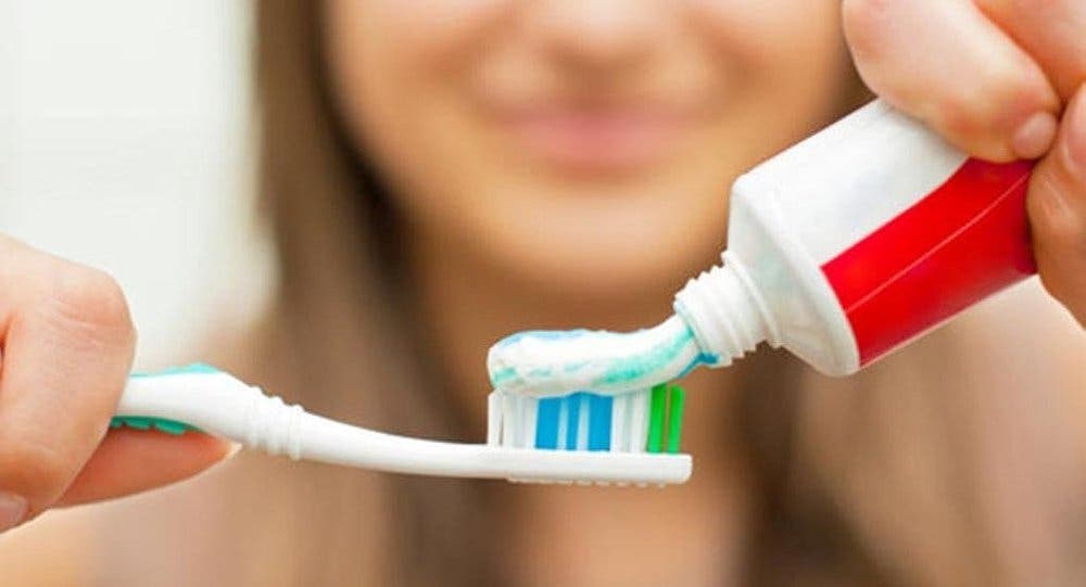 هل نبلل فرشاة الأسنان قبل أم بعد وضع المعجون