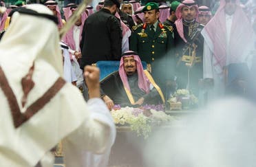 الملك سلمان يشارك بالعرضة السعودية