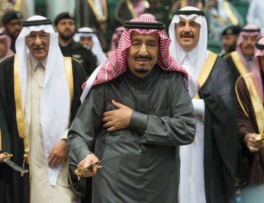 الملك سلمان يشارك بالعرضة السعودية