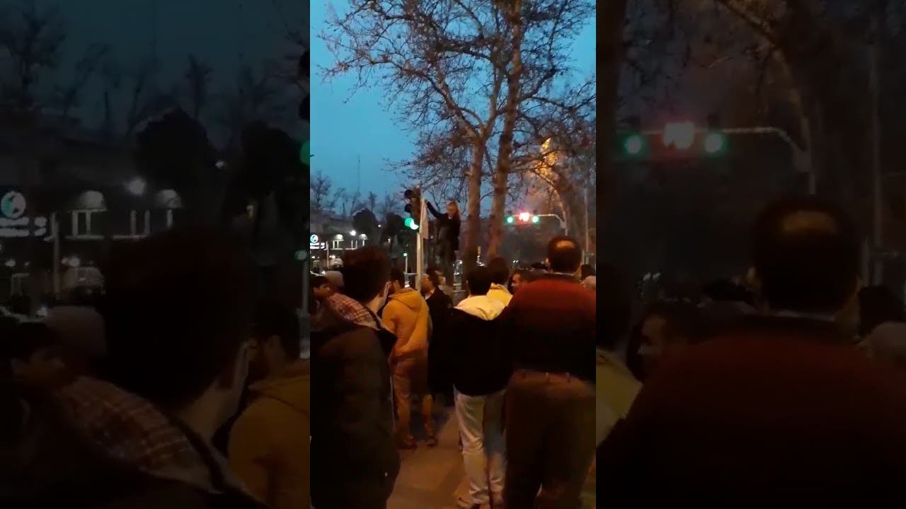 المناشطة خلال احتجاجها في شارع انقلاب