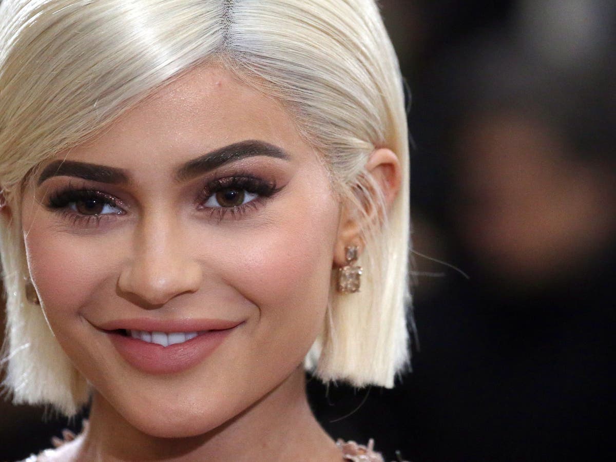 Fashionistas tales - Fashion Designer life : Kylie Jenners blonde