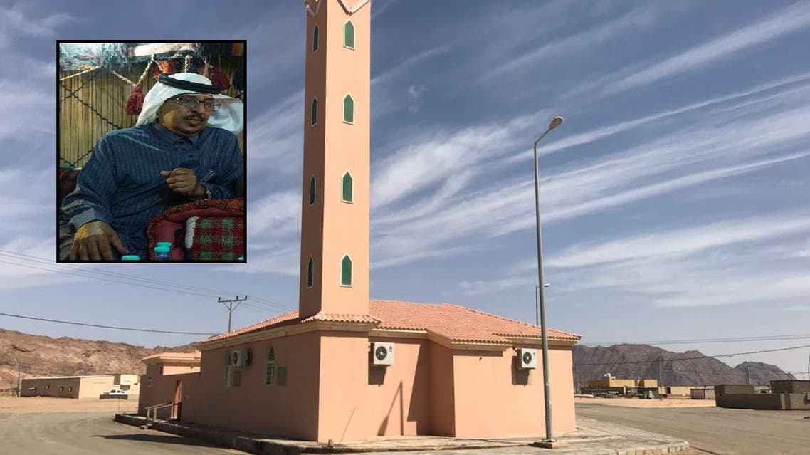 المسجد والإمام يظهر في الصورة داخل الإطار