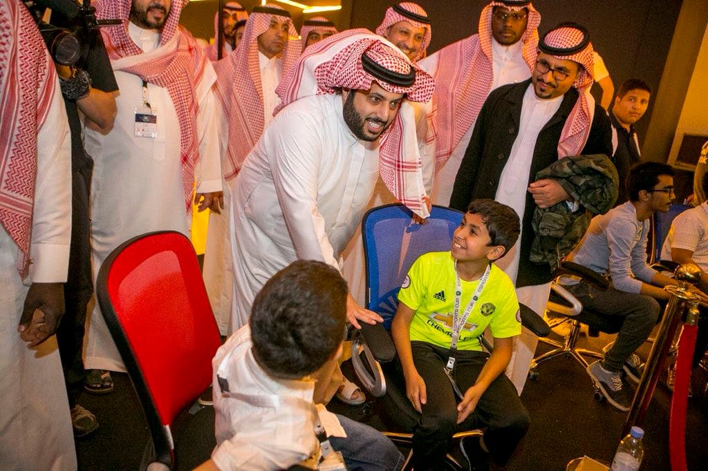 آل الشيخ مداعبا بعض الأطفال